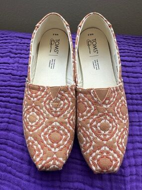 TOMS Womens Rust & Cream Patterned Slip-Ons